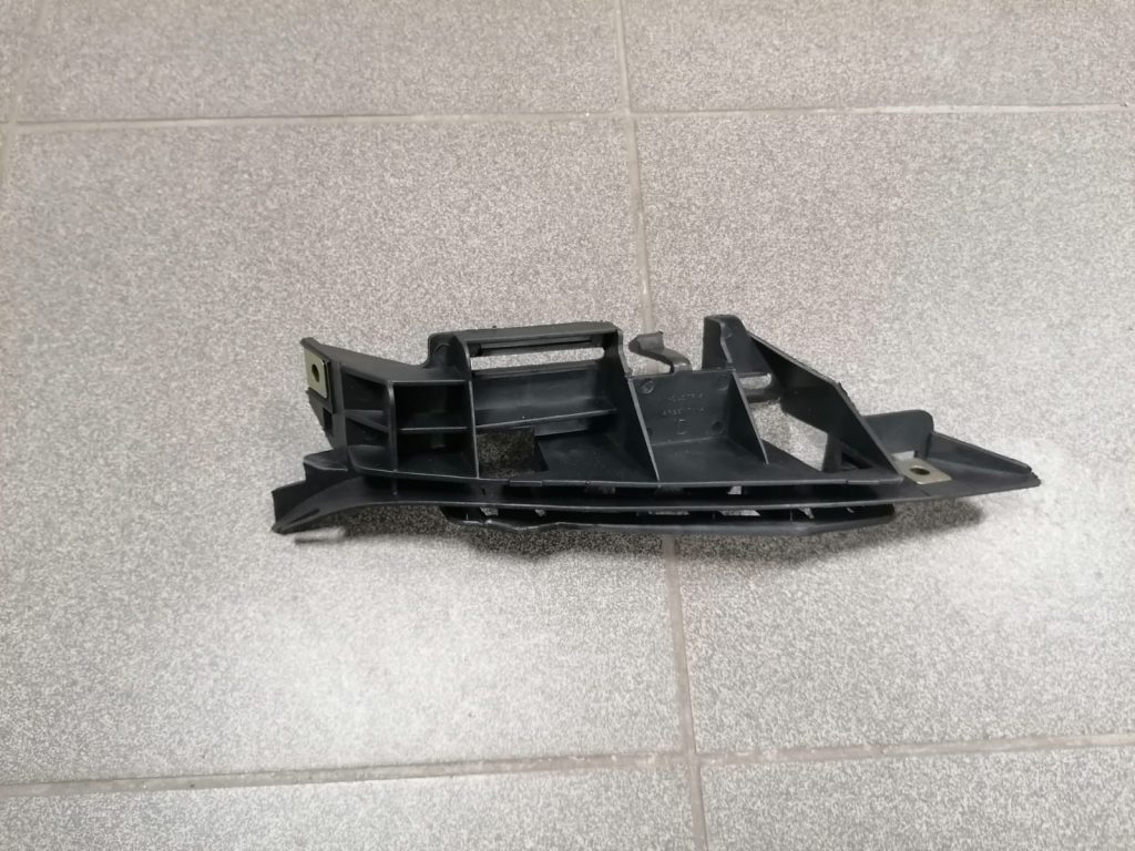 Priekšējā spārna un bufera stiprinājums priekš PEUGEOT 307 2003