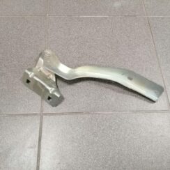 Pārsega eņģe, pa kreisi priekš Nissan Qashqai  2010-2014 65401JD000