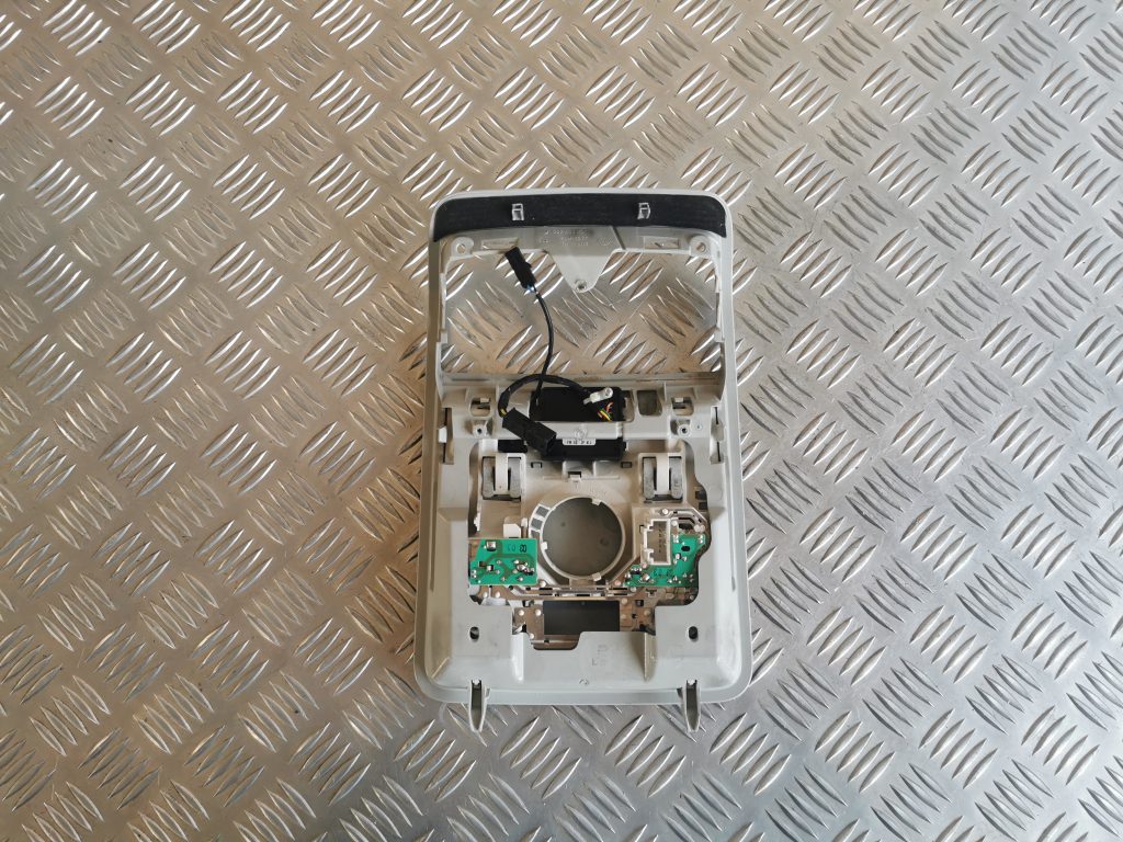 Salona apgaismojuma panelis priekš VW PASSAT CC 2009 4 Salona apgaismojuma panelis priekš VW PASSAT CC 2009