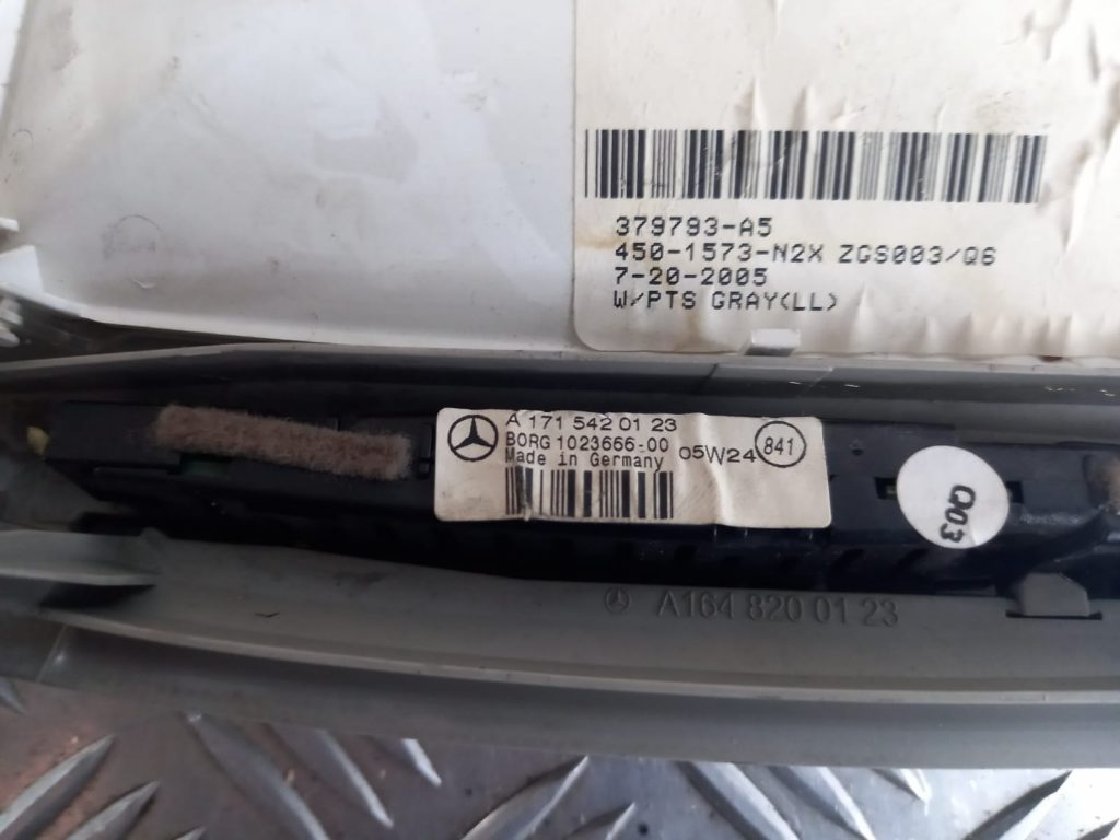 Aizmugurējo sēdvietu apgaismojums priekš MERCEDES BENZ ML320 2005 BLACK