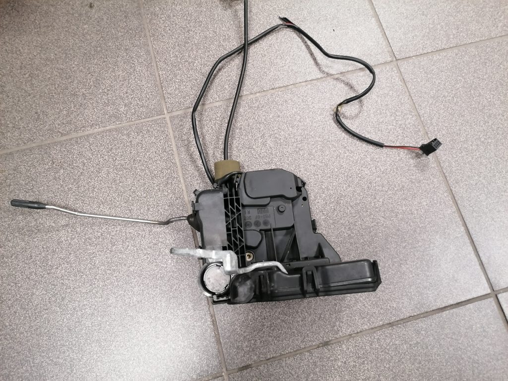 Priekšējo labo durvju slēdzene priekš MERCEDES BENZ CLS 320 2005