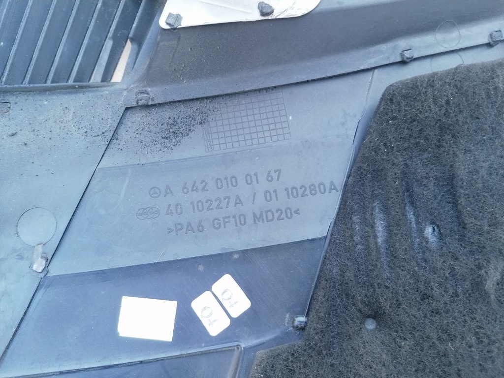 Dzinēja dekoratīvais vāks priekš MERCEDES BENZ CLS 320 2005