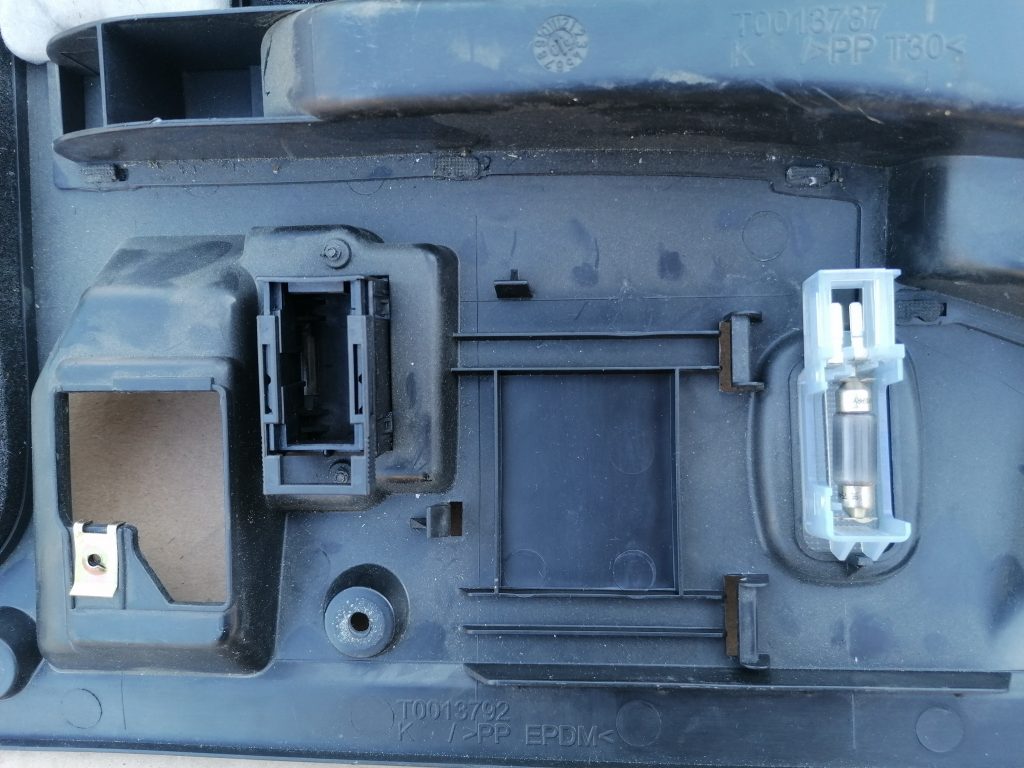 Mērinstrumentu paneļa apakšēja apdare priekš MERCEDES BENZ CLS 320 2005 4 Mērinstrumentu paneļa apakšēja apdare priekš MERCEDES BENZ CLS 320 2005