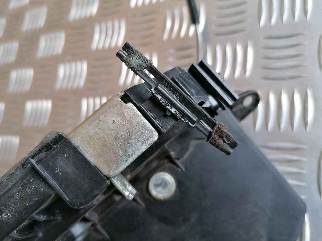 Aizmugurējo kreiso durvju slēdzene priekš BMW 1 E87 2009 WHITE