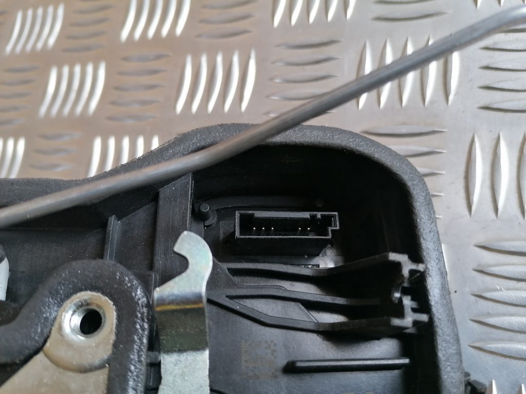 Aizmugurējo kreiso durvju slēdzene priekš BMW 1 E87 2009 WHITE