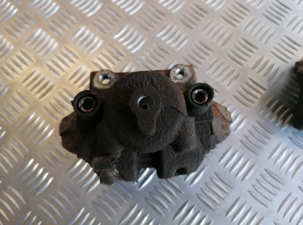 Aizmugurējais kreisais suports priekš BMW 1 E87 2009 WHITE 4 Aizmugurējais kreisais suports priekš BMW 1 E87 2009 WHITE