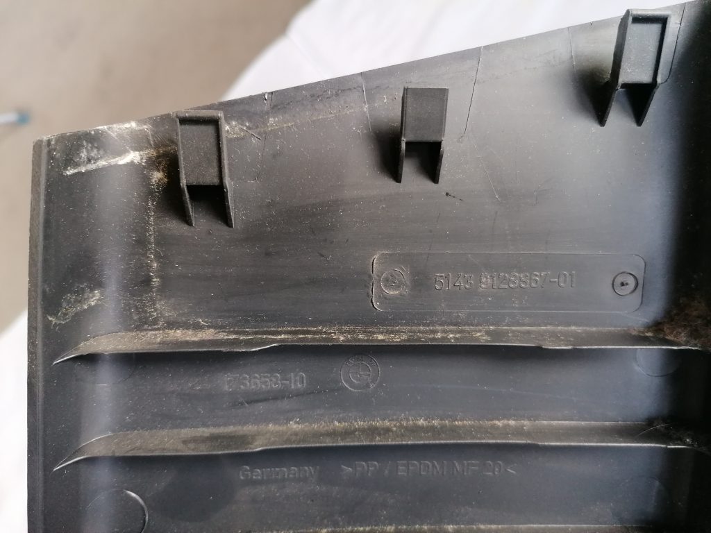 Vidējas salona statnes apdare priekš BMW 1 E87 2009 WHITE