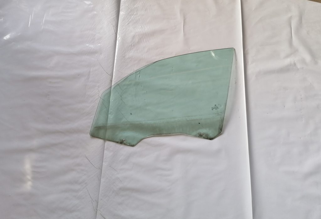 Priekšējo kreiso durvju stikls priekš BMW 1 E87 2009 WHITE