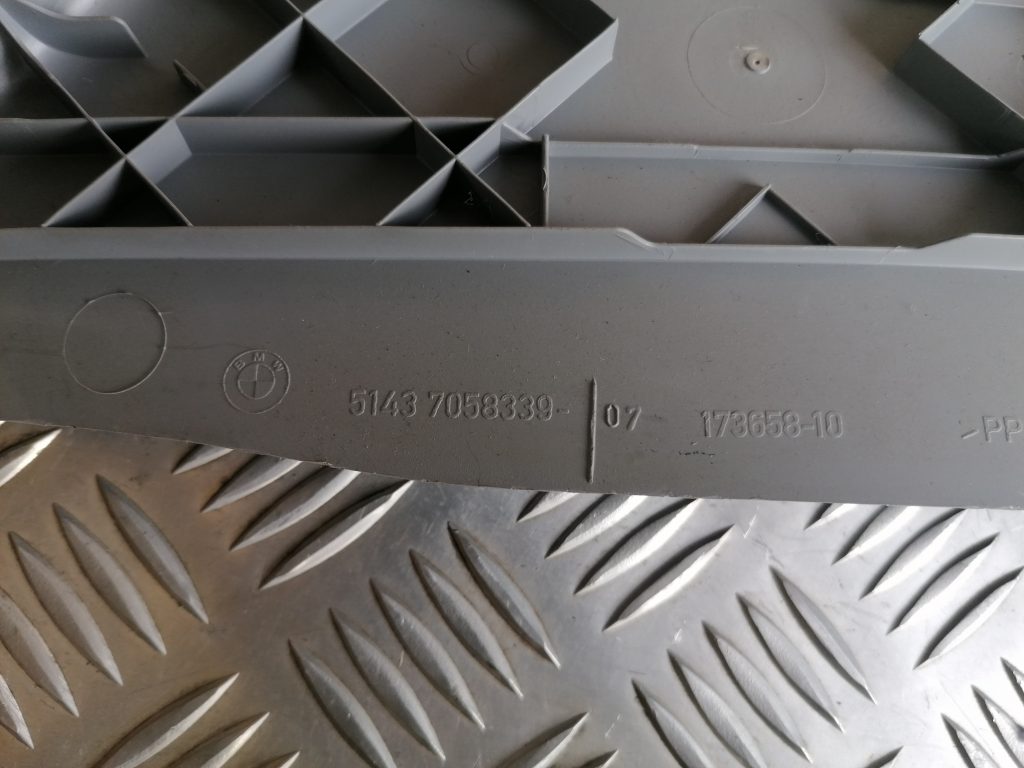 Bagažnieka nodalījuma statnes apdare priekš BMW 1 E87 2009 WHITE