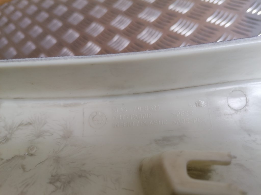 Priekšējas salona statnes apdare priekš BMW 1 E87 2009 WHITE 3 Priekšējas salona statnes apdare priekš BMW 1 E87 2009 WHITE