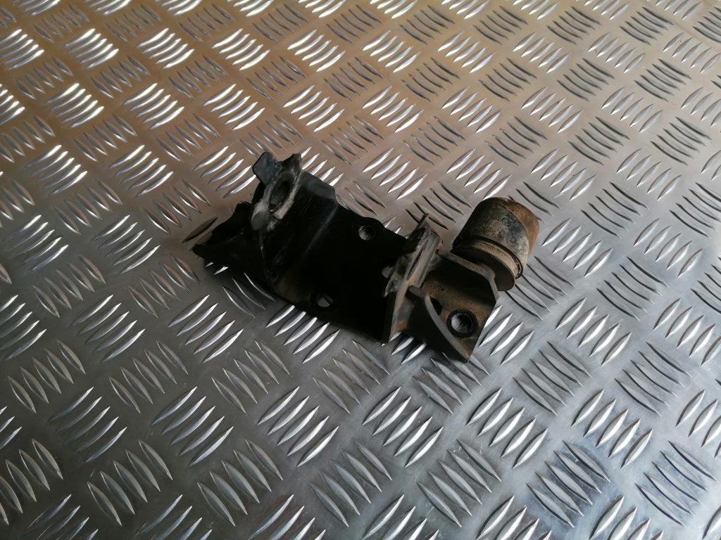 Dzinēja kronšteins priekš TOYOTA AVENSIS 2012