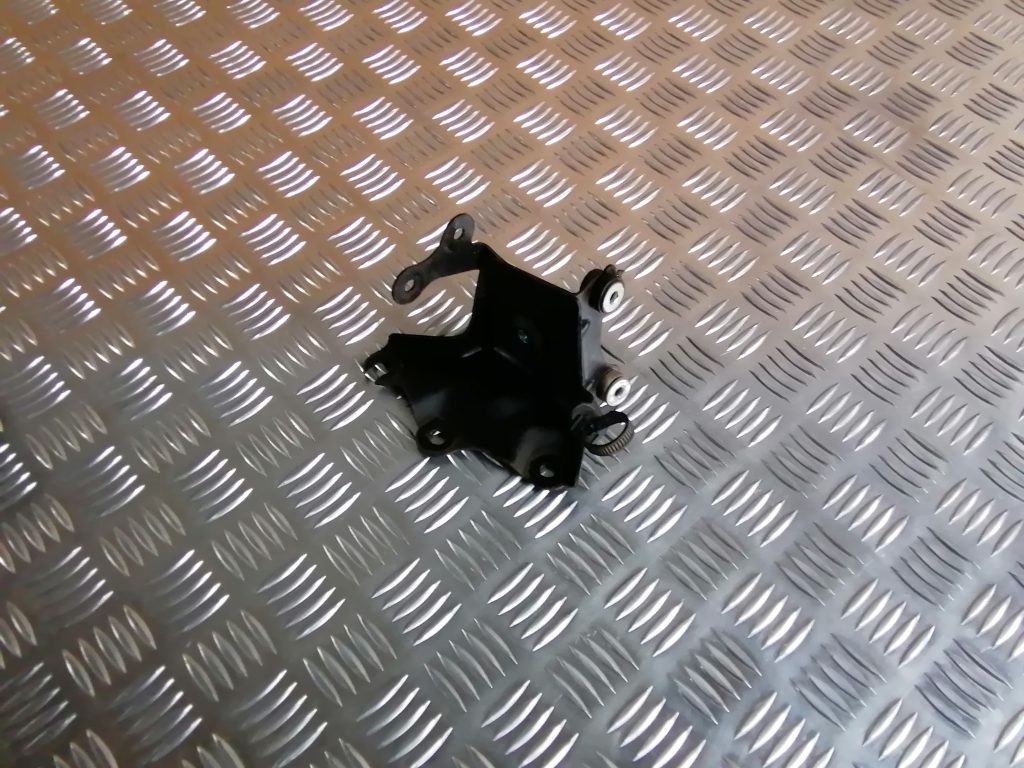 Dzinēja kronšteins priekš TOYOTA AVENSIS 2012