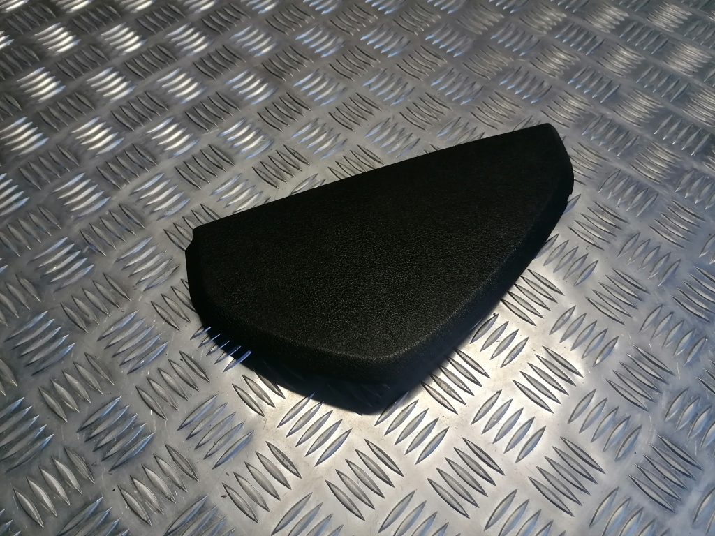 Mērinstrumentu paneļa sānu apdare priekš AUDI A4 2007 1 Mērinstrumentu paneļa sānu apdare priekš AUDI A4 2007