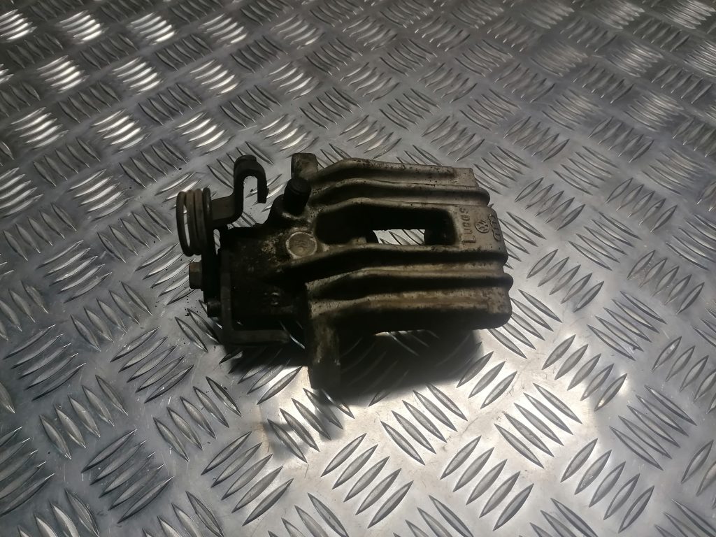 Aizmugurējais kreisais suports priekš AUDI A4 2007 1 Aizmugurējais kreisais suports priekš AUDI A4 2007