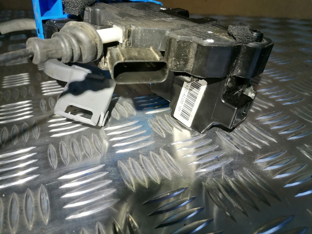 Aizmugurējo labo durvju slēdzene priekš KIA CEED 2013 3 Aizmugurējo labo durvju slēdzene priekš KIA CEED 2013