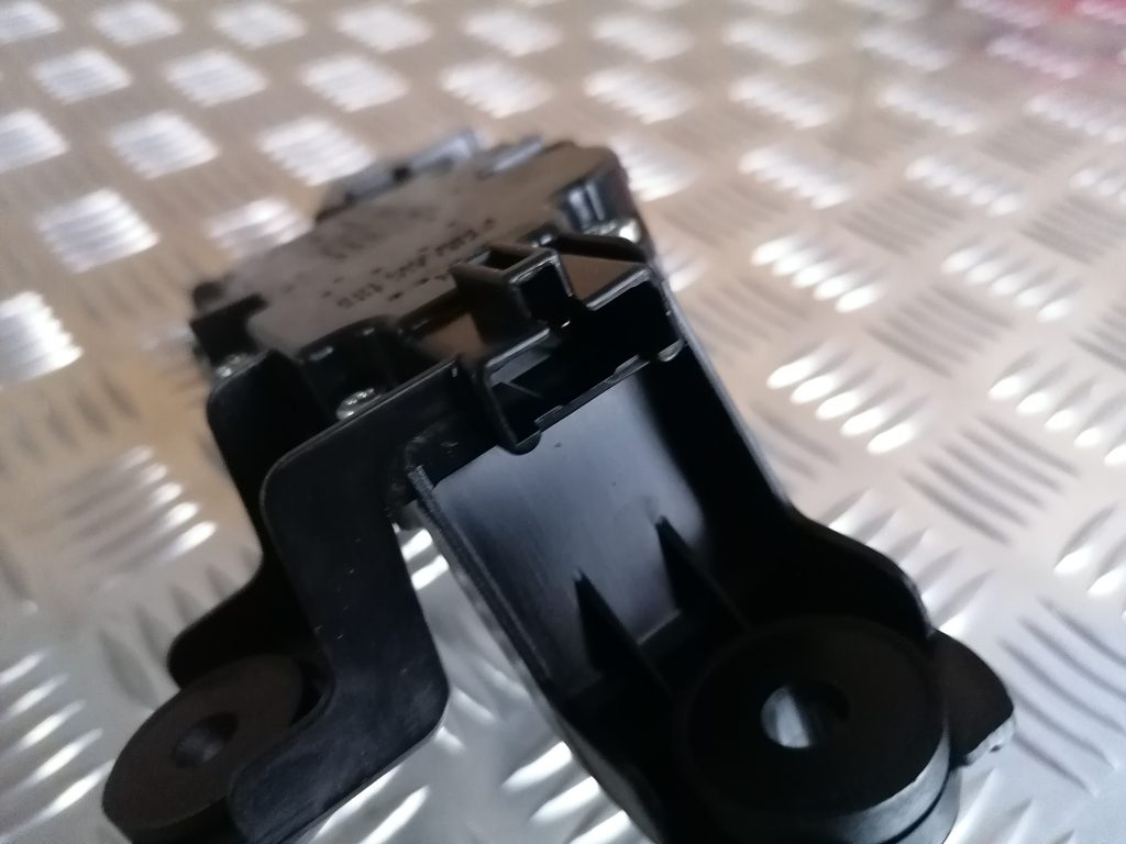 Aizmugurējā stikla tīrītāja motors priekš KIA CEED 2013 2 Aizmugurējā stikla tīrītāja motors priekš KIA CEED 2013