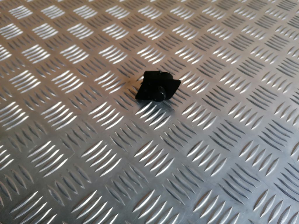 Spoguļa regulēšanas poga priekš VW POLO 2008 1 Spoguļa regulēšanas poga priekš VW POLO 2008