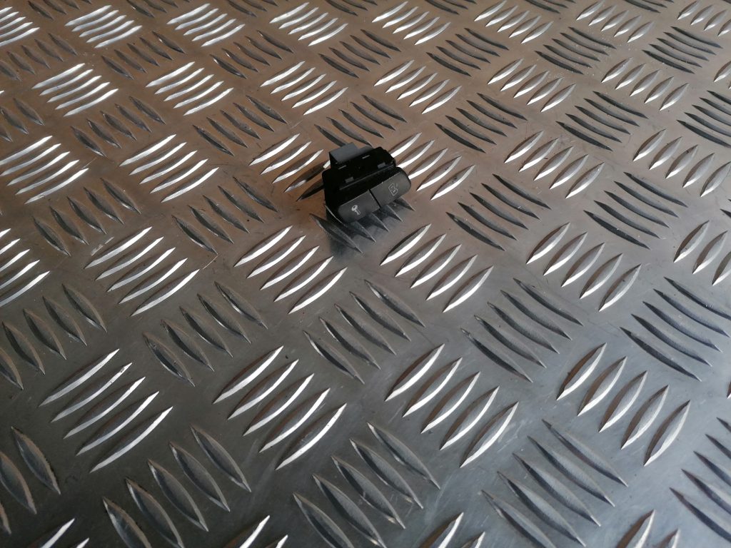 Atvēršanas/aizvēršanas poga priekš VW POLO 2008