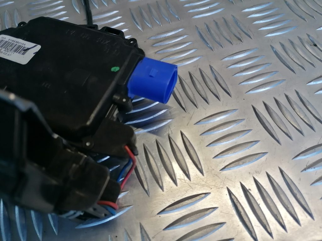 Aizmugurējo labo durvju slēdzene priekš ŠKODA FABIA 2008 2 Aizmugurējo labo durvju slēdzene priekš ŠKODA FABIA 2008