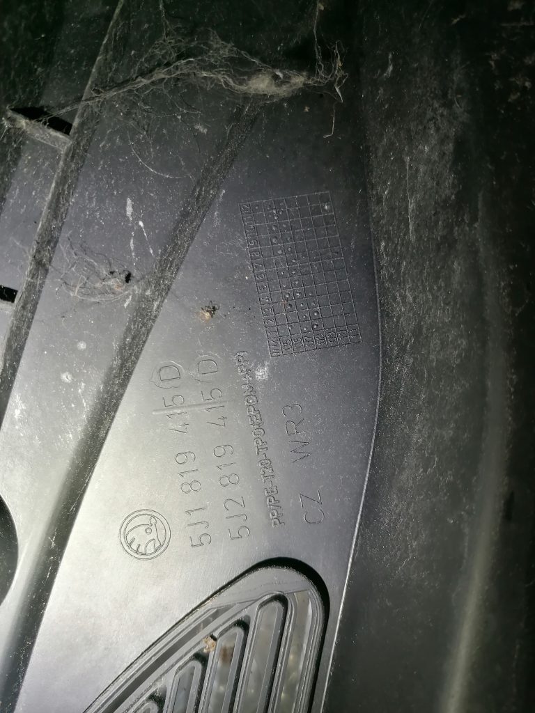 Vējstikla uzlikas (deflektora) režģis priekš ŠKODA FABIA 2008