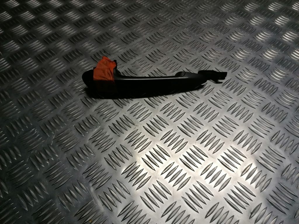 Aizmugurējāis labais durvju rokturis priekš BMW 330D E91 2008 TOURING 1 Aizmugurējāis labais durvju rokturis priekš BMW 330D E91 2008 TOURING