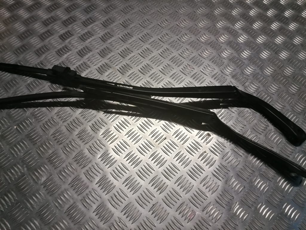 Vējstikla slotu turētāju komplekts priekš BMW 330D E91 2008 TOURING 1 Vējstikla slotu turētāju komplekts priekš BMW 330D E91 2008 TOURING