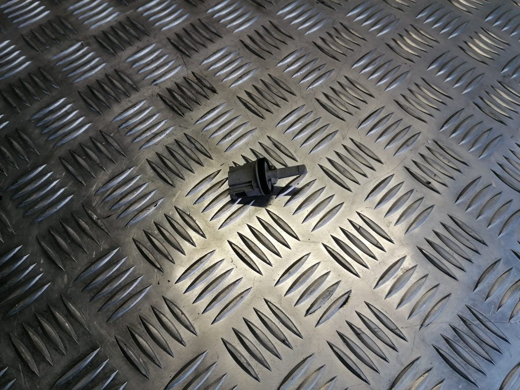 Temperatūras devejs priekš VW TOURAN 2005 1 Temperatūras devejs priekš VW TOURAN 2005