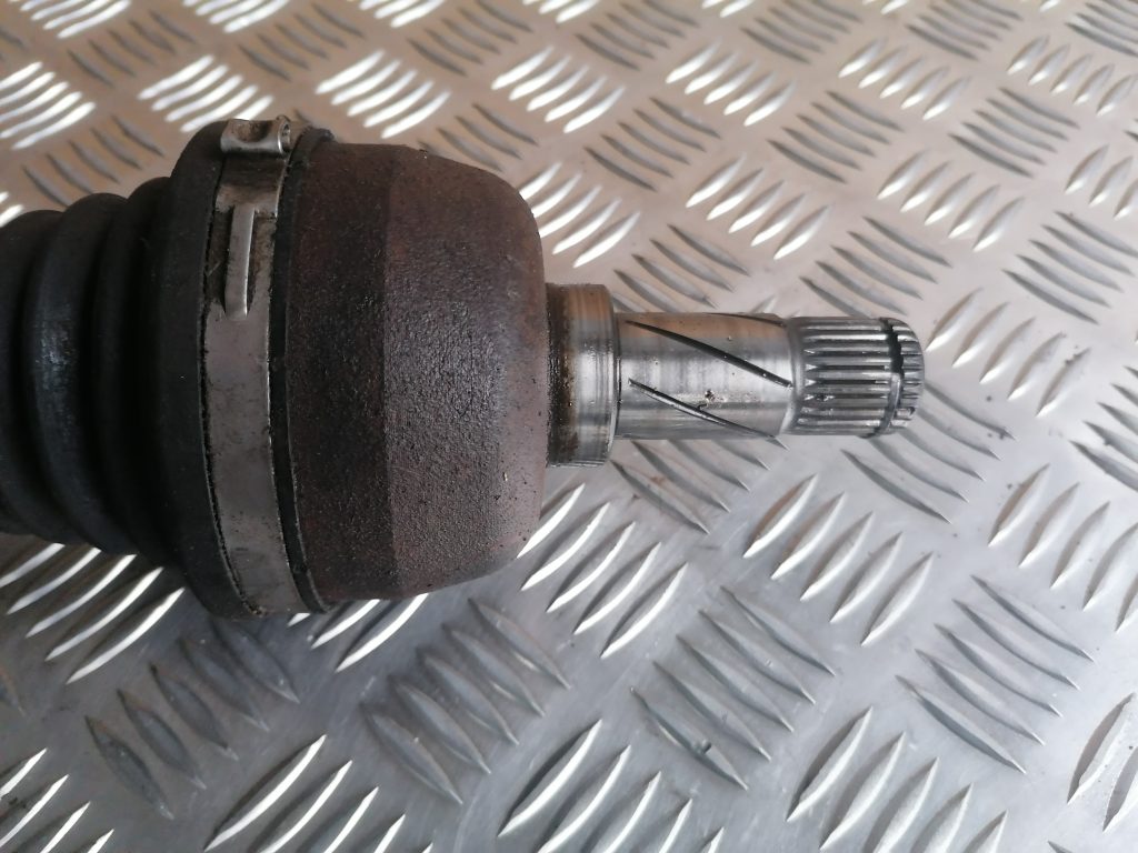 Pusass priekšējā kreisā priekš VOLVO V70 2007 2 Pusass priekšējā kreisā priekš VOLVO V70 2007