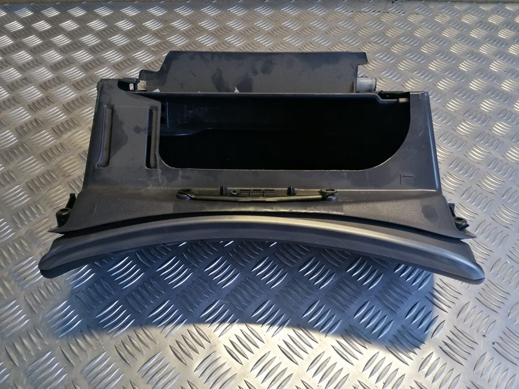 Mantu glabāšanas nodalījums pasažiera pusē priekš VOLVO V70 2007