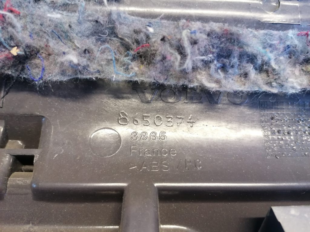 Mantu glabāšanas nodalījums pasažiera pusē priekš VOLVO V70 2007