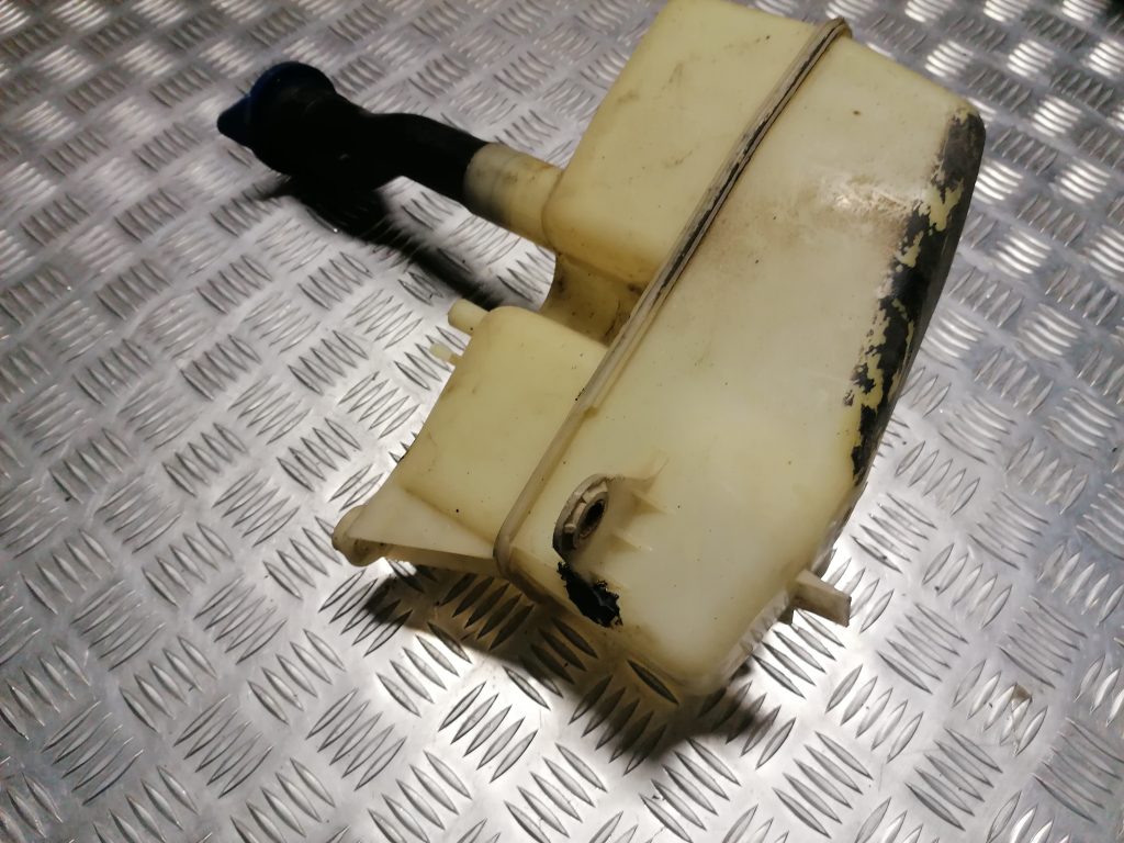 Mazgātāja šķidruma tvertne priekš VOLVO 850 1995