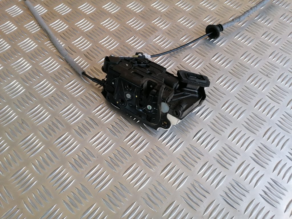 Priekšējo labo durvju slēdzene priekš VW POLO 2011 4 Priekšējo labo durvju slēdzene priekš VW POLO 2011