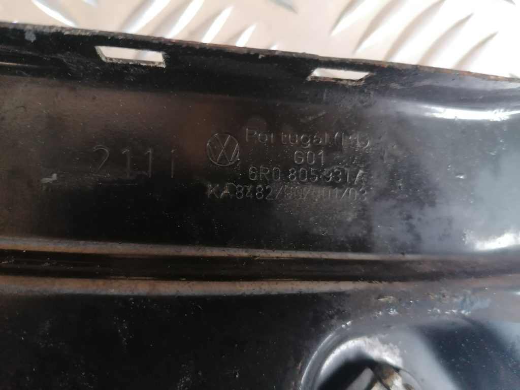 Priekšējā radiatora rāmja augšēja daļa priekš VW POLO 2011