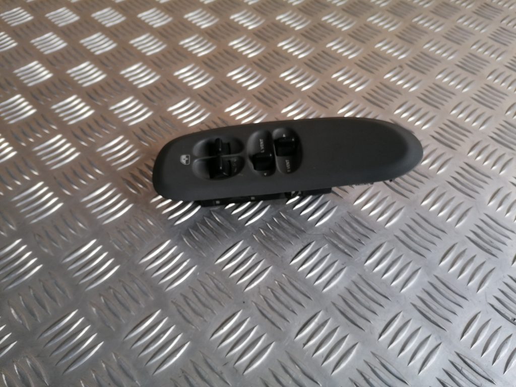 Šofera durvju slēdža pogas priekš CHRYSLER GRAND VOYAGER 2004 1 Šofera durvju slēdža pogas priekš CHRYSLER GRAND VOYAGER 2004