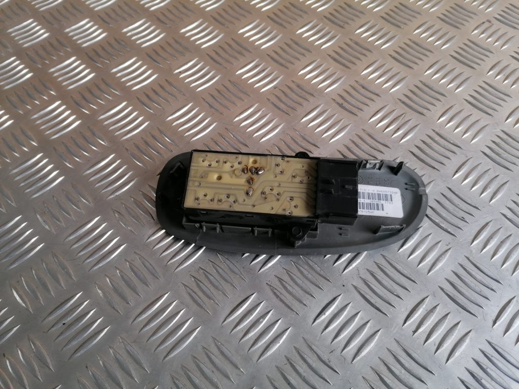 Šofera durvju slēdža pogas priekš CHRYSLER GRAND VOYAGER 2004 5 Šofera durvju slēdža pogas priekš CHRYSLER GRAND VOYAGER 2004