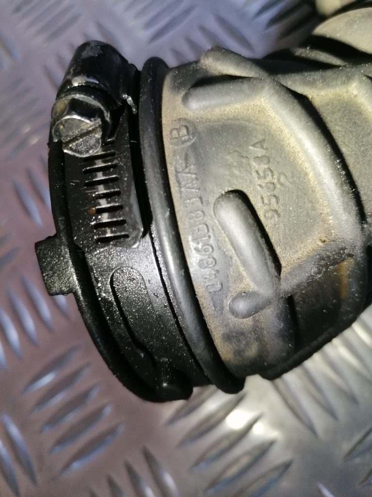 Gaisa ieplūdes šļūtene priekš CHRYSLER GRAND VOYAGER 2004