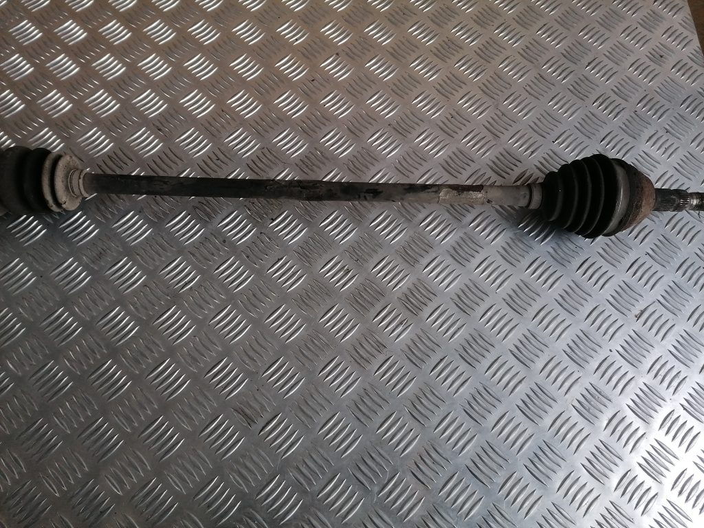 Pusass priekšēja labā priekš OPEL ASTRA H 2006 1 Pusass priekšēja labā priekš OPEL ASTRA H 2006