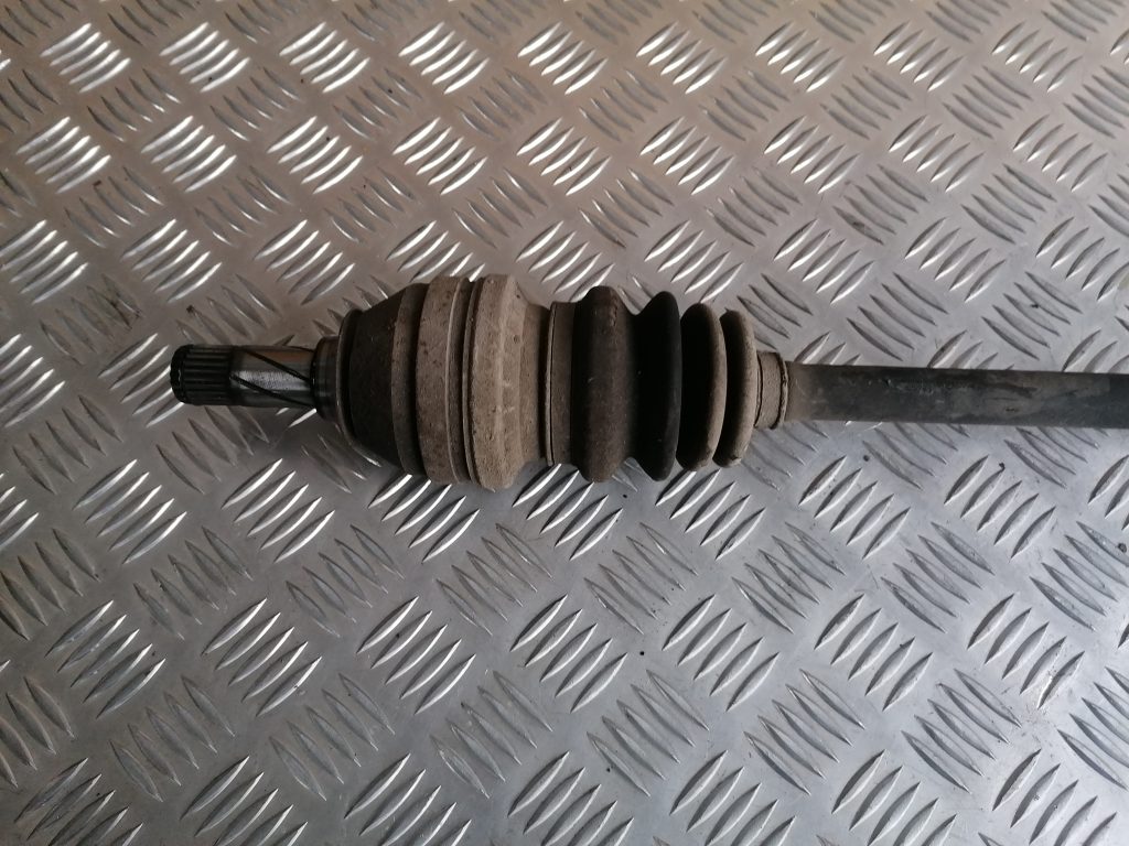 Pusass priekšēja labā priekš OPEL ASTRA H 2006 2 Pusass priekšēja labā priekš OPEL ASTRA H 2006