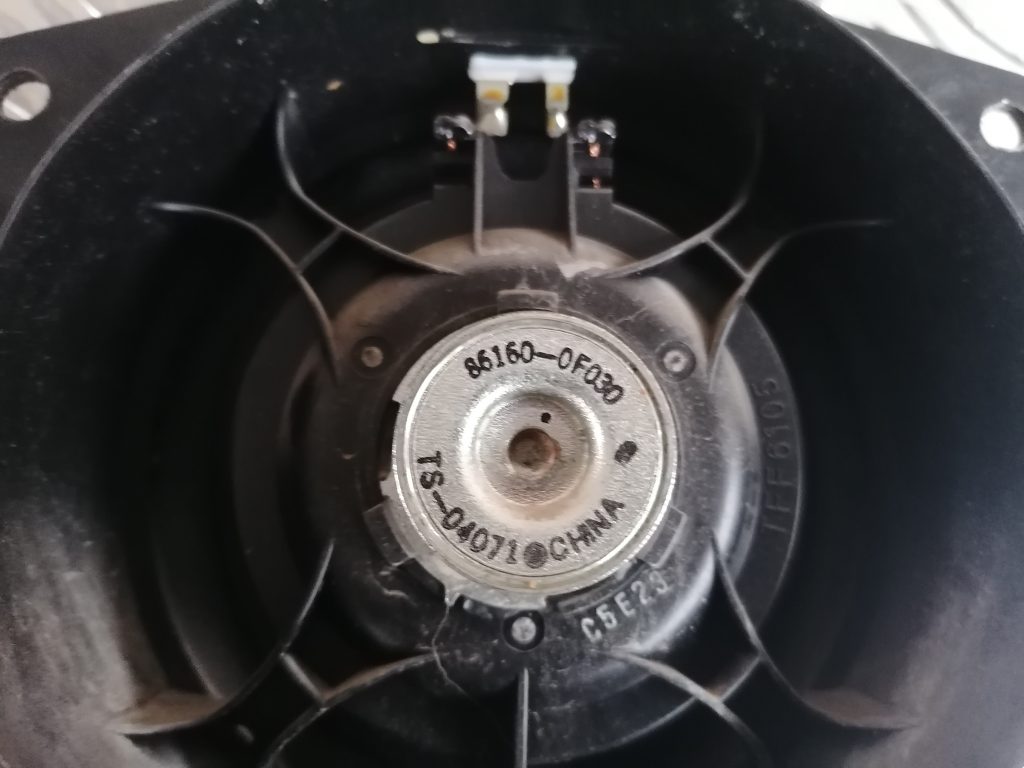 Durvju skaļrunis, apakšā priekš TOYOTA COROLLA VERSO 2005