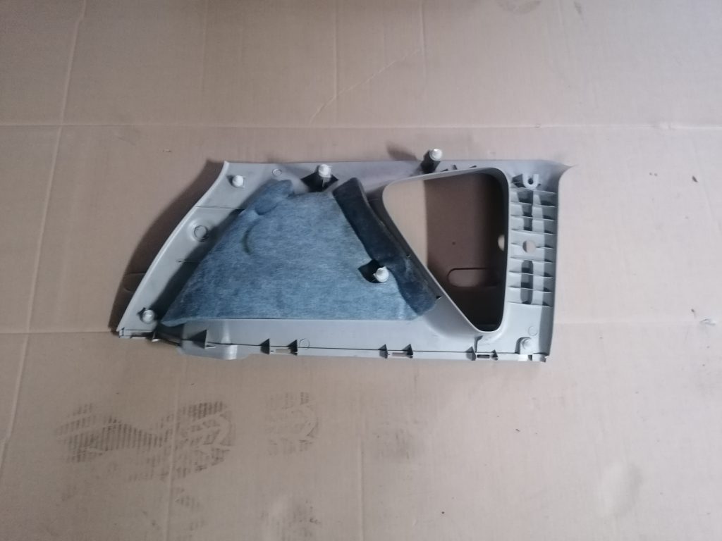 Bagāžnieka nodalījuma sānu apdare priekš TOYOTA COROLLA VERSO 2005