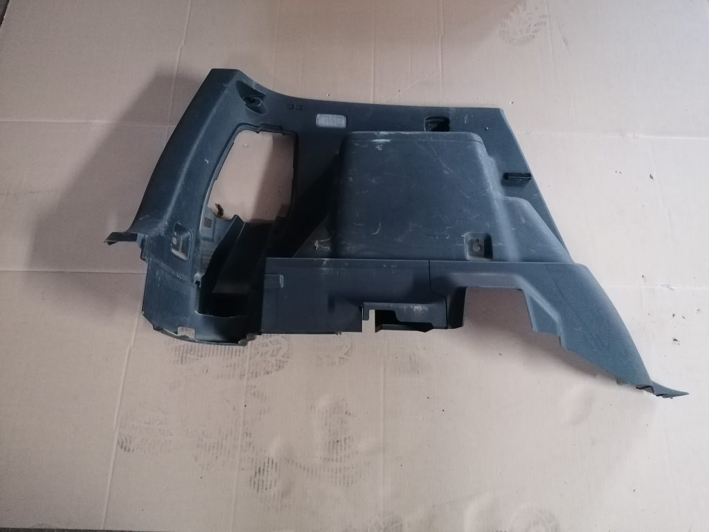 Bagāžnieka nodalījuma sānu apdare priekš TOYOTA COROLLA VERSO 2005