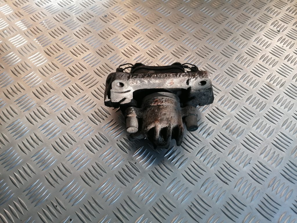 Priekšējais kreisais suports priekš VOLVO V70 2004