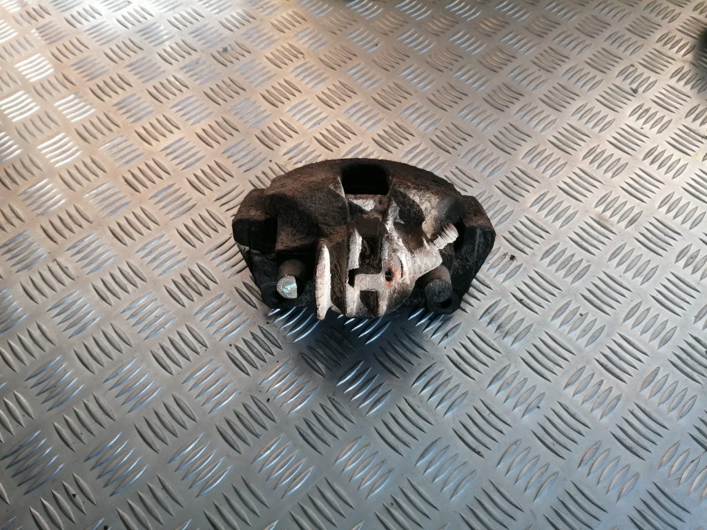 Priekšējais kreisais suports priekš VOLVO V70 2004