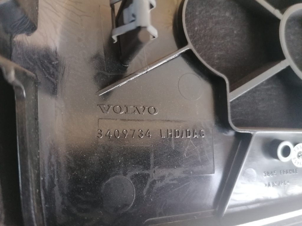 Mērinstrumentu paneļa skaļruņa apdare priekš VOLVO V70 2004 3 Mērinstrumentu paneļa skaļruņa apdare priekš VOLVO V70 2004