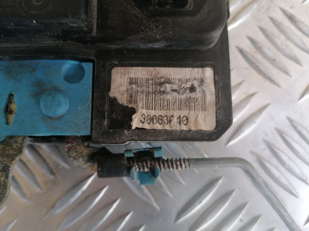 Priekšējo kreiso durvju slēdzene priekš VOLVO V70 2004