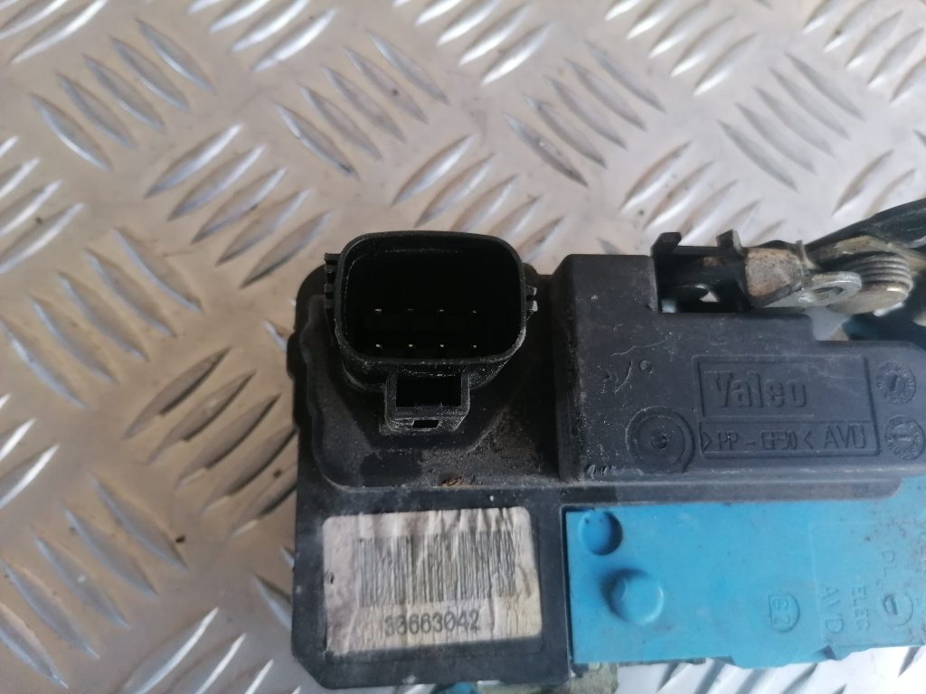 Priekšējo labo durvju slēdzene priekš VOLVO V70 2004 3 Priekšējo labo durvju slēdzene priekš VOLVO V70 2004