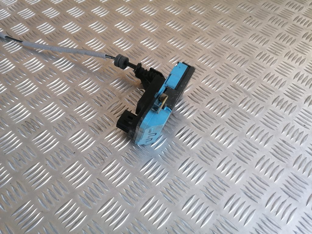 Priekšējo labo durvju slēdzene priekš VOLVO V70 2004 2 Priekšējo labo durvju slēdzene priekš VOLVO V70 2004