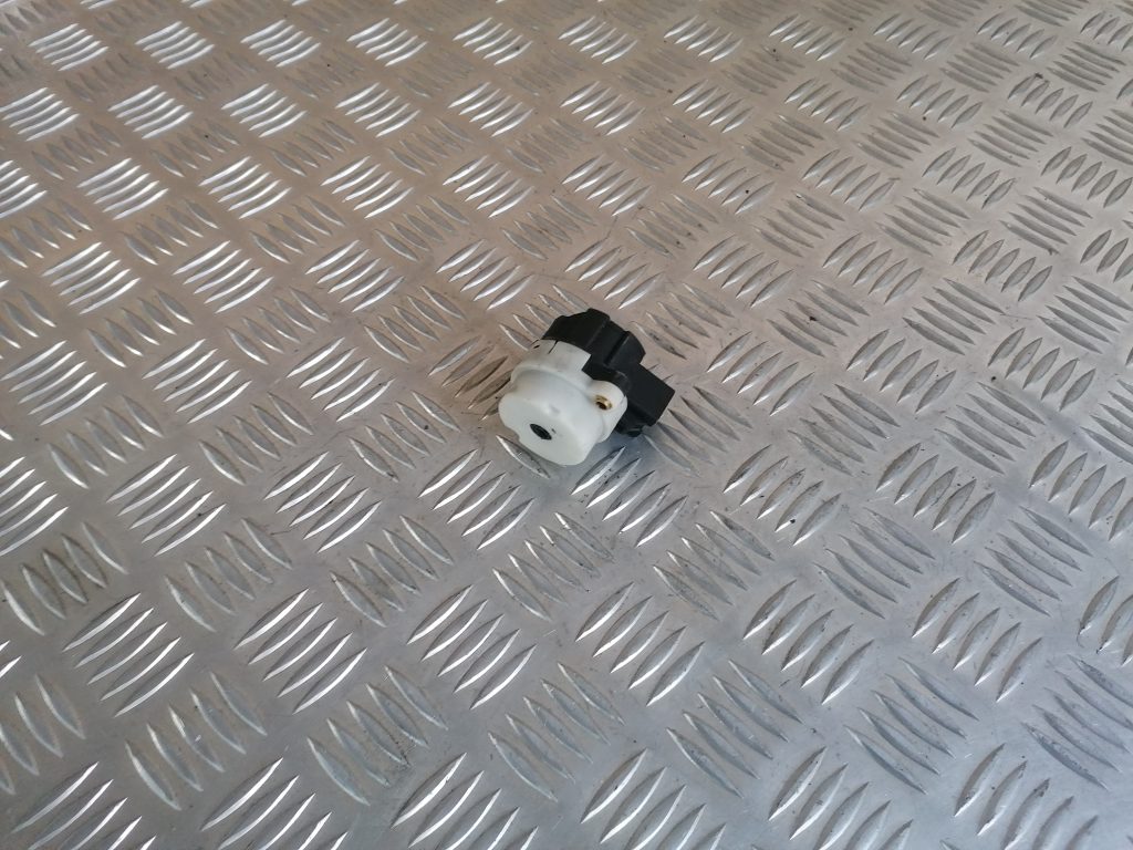 Aizdedzes slēdzenes kontakti priekš VOLVO V70 2004 1 Aizdedzes slēdzenes kontakti priekš VOLVO V70 2004