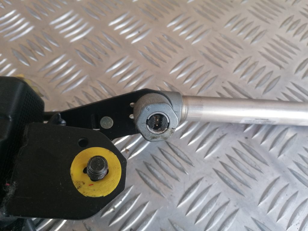 Priekšējā labā drošības josta priekš VOLVO V70 2004 3 Priekšējā labā drošības josta priekš VOLVO V70 2004