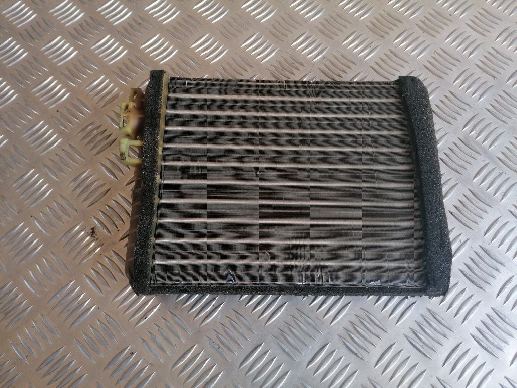 Apsildes sistēmas radiators priekš VOLVO V70 2004 2 Apsildes sistēmas radiators priekš VOLVO V70 2004